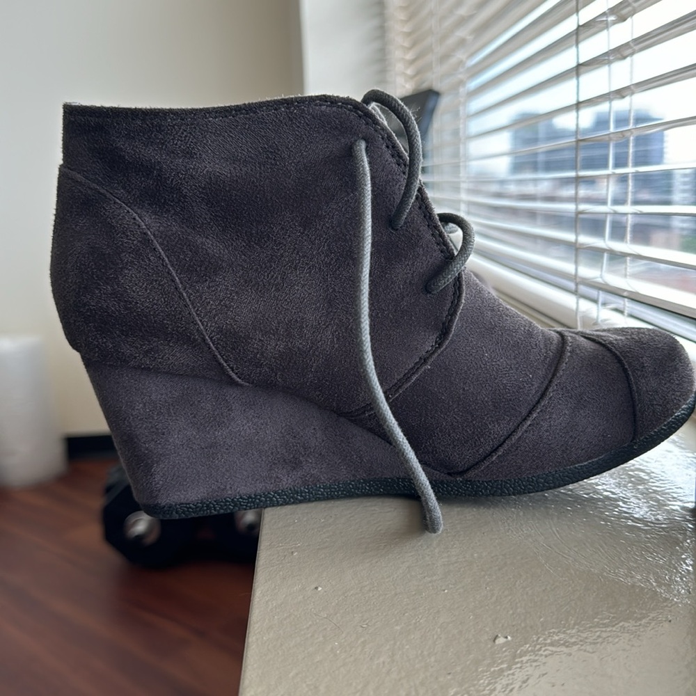 DreamPairs Low Wedge Heel Booties | Size: 8